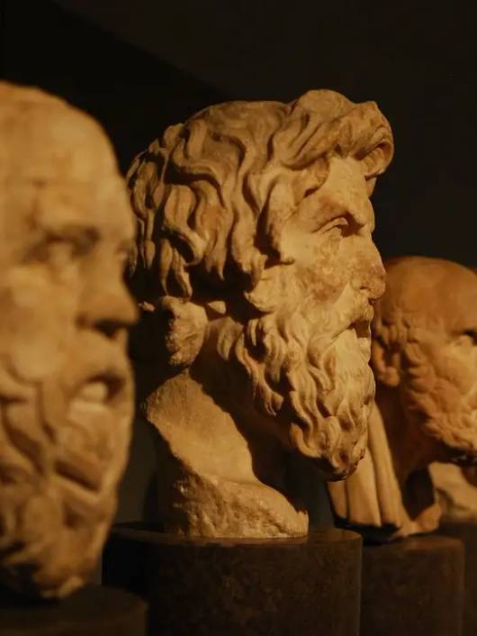 Una serie de esculturas de cabezas masculinas en un museo.