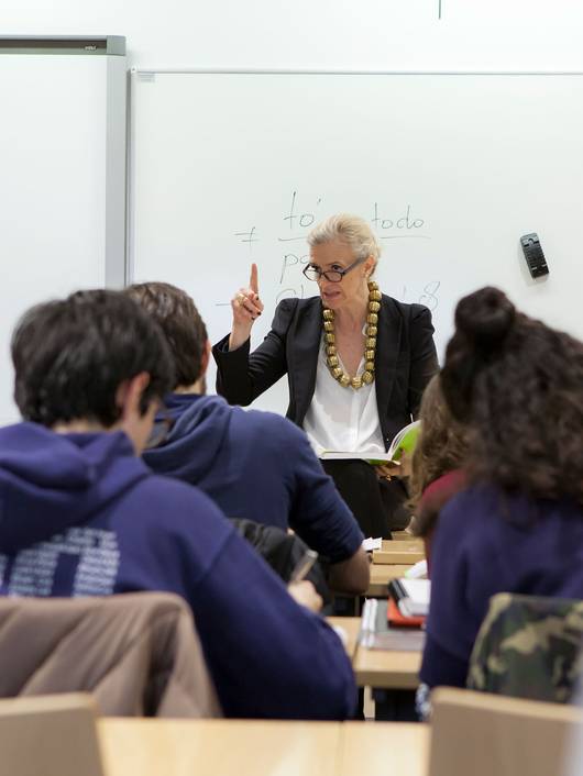 Profesora en clase Universidad Comilla