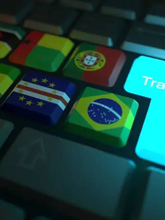 Una imagen de un teclado con teclas que tienen banderas de diferentes países y una tecla iluminada que dice 'Translate'.