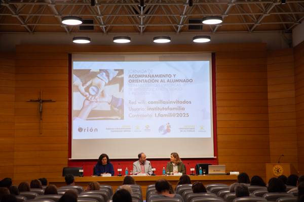 Una conferencia sobre acompañamiento y orientación al alumnado se lleva a cabo en un auditorio con varias personas en la audiencia.