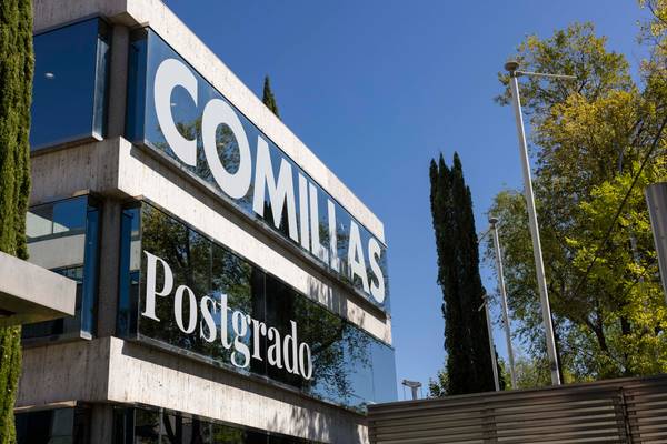 Edificio de la universidad con la palabra 'COMILLAS' y 'Postgrado' en la fachada.