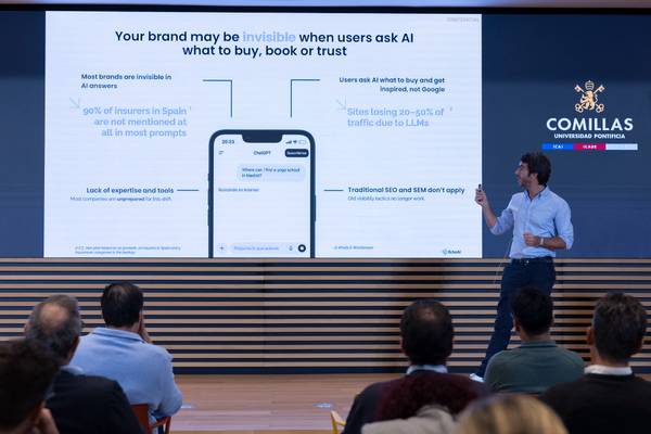 Una presentación en un aula, donde un ponente expone sobre el impacto de la inteligencia artificial en las marcas y el comercio.
