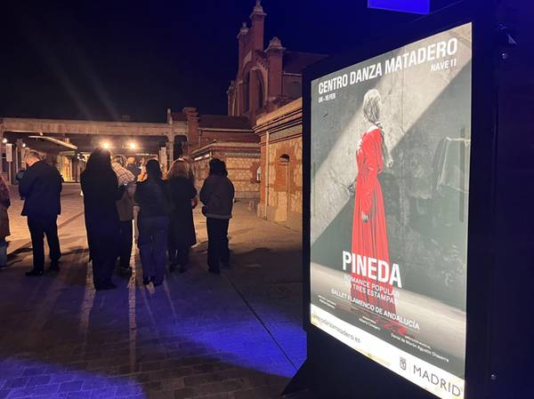 Una multitud asiste a un evento cultural en el Centro Danza Matadero de Madrid.