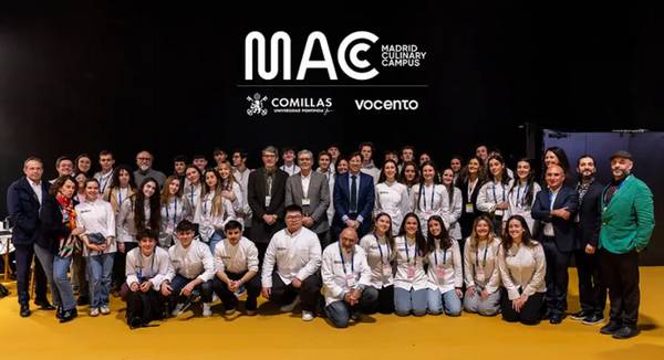 Un grupo de personas sonrientes posando en un evento del Madrid Culinary Campus.