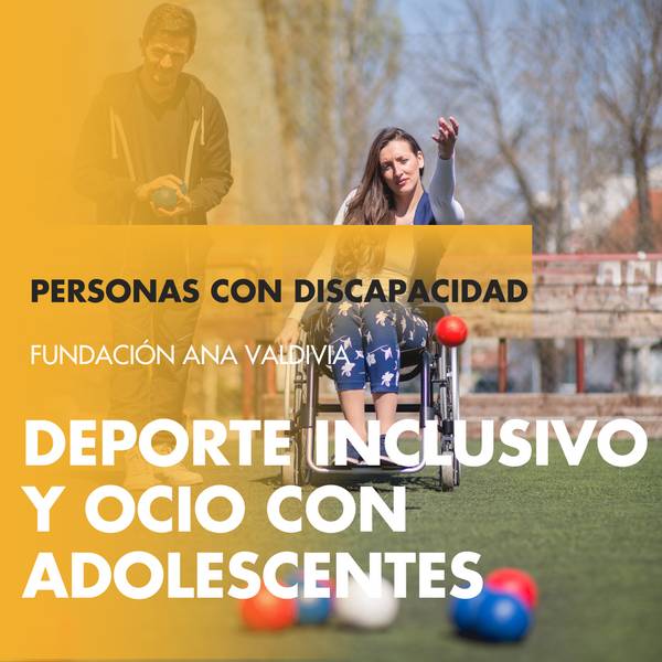La imagen muestra a una mujer en silla de ruedas participando en una actividad recreativa inclusiva junto a un hombre que la acompaña.