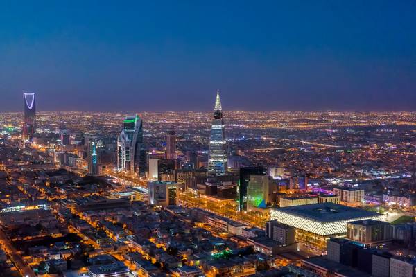 Vista panorámica de la ciudad de Riad iluminada por la noche.