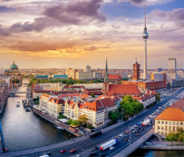 Vista aérea de Berlín mostrando el río, edificios históricos y la Torre de Televisión.