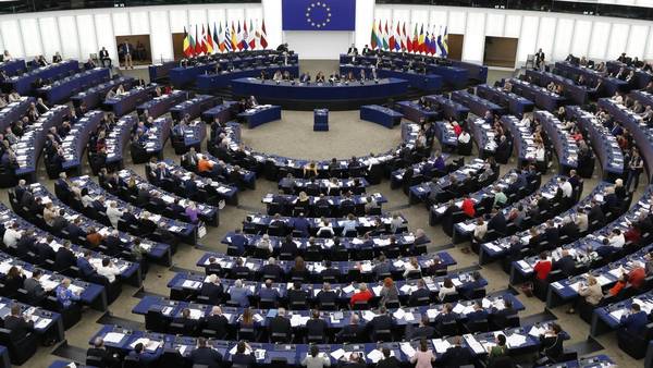 Imagen del Parlamento Europeo durante una sesión con miembros reunidos en un formato circular.
