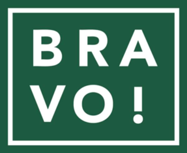 Un diseño gráfico que destaca la palabra 'BRAVO!' sobre un fondo verde.