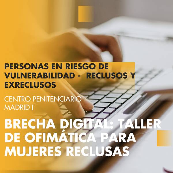 La imagen presenta un taller de ofimática dirigido a mujeres reclusas en un centro penitenciario de Madrid.