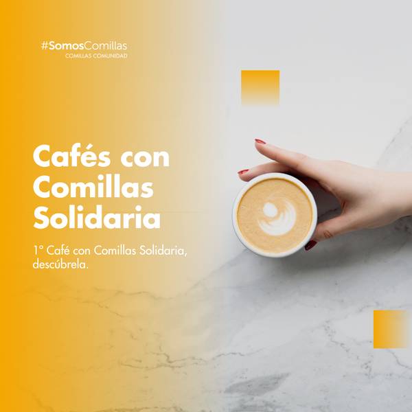 Una mano sostiene una taza de café con un diseño en la espuma.