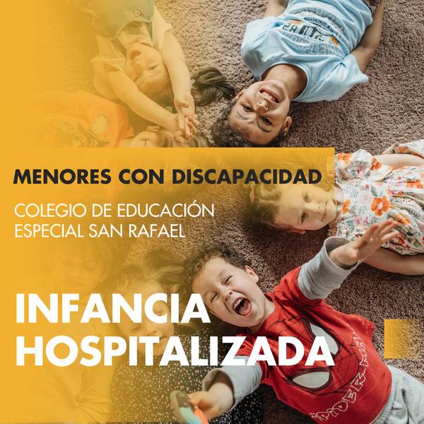 Un grupo de niños con discapacidad sonríe mientras están en un ambiente escolar.