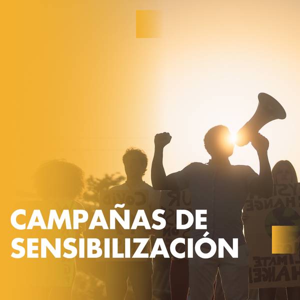 La imagen muestra a un grupo de personas participando en una campaña de sensibilización con pancartas y un altavoz.