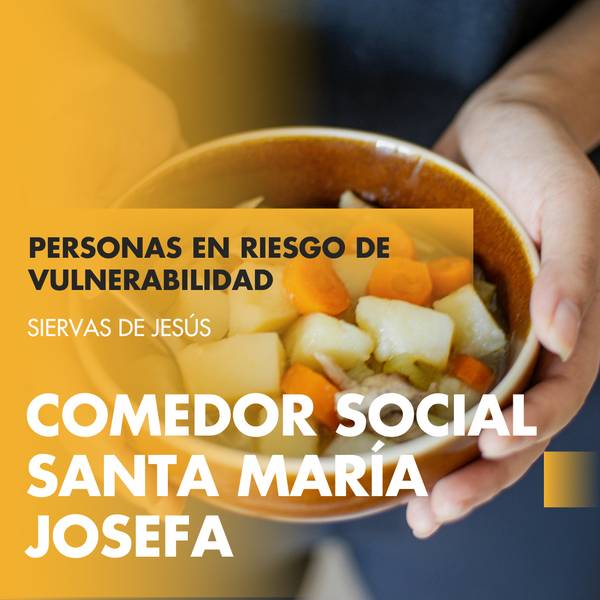 Una persona sostiene un plato de comida en un comedor social que atiende a personas en riesgo de vulnerabilidad.