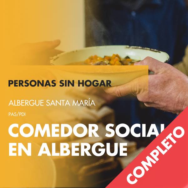 Una persona está sirviendo comida en un comedor social para personas sin hogar en el Albergue Santa María.