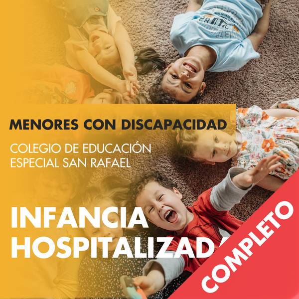 Un grupo de niños con discapacidad sonríen y juegan juntos en un ambiente acogedor.