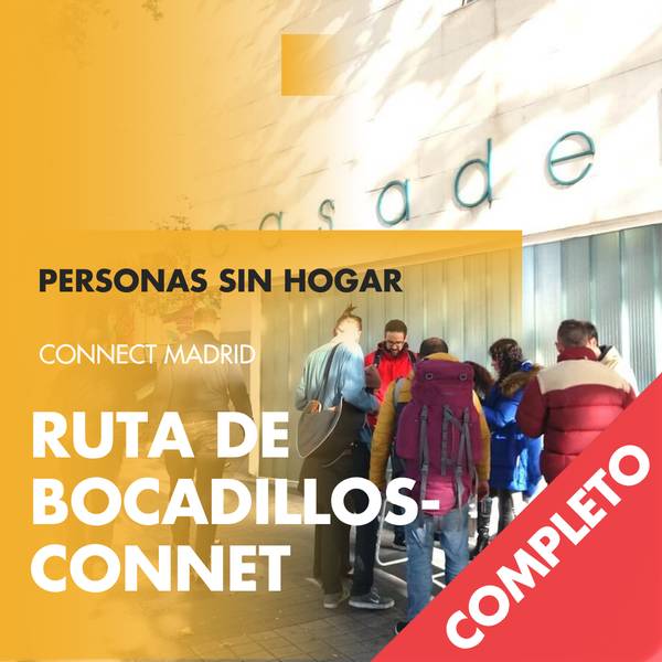 Un grupo de personas se encuentra frente a un edificio, participando en una actividad relacionada con el apoyo a personas sin hogar en Madrid.