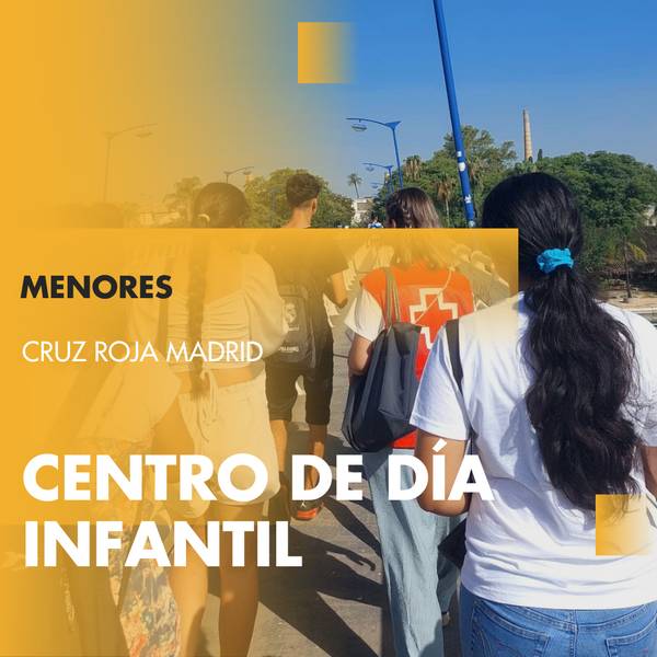 Grupo de jóvenes de pie en un espacio al aire libre, mostrando atención hacia un evento o actividad comunitaria.
