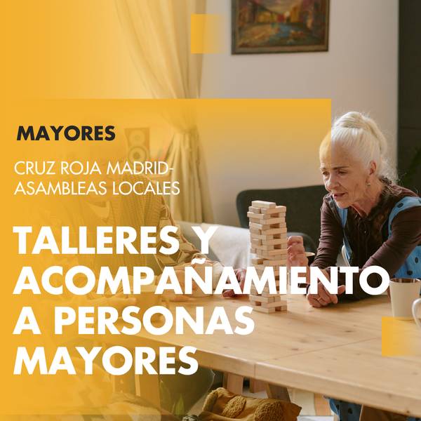 Una mujer mayor participa en un taller de actividades en un ambiente acogedor.