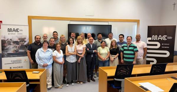 Un grupo de personas se reúne en un aula de formación en Madrid durante un evento profesional.