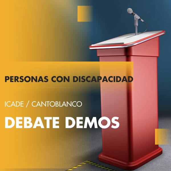 Un podio con un micrófono en un evento titulado 'Debate Demos' sobre personas con discapacidad.