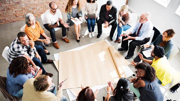 grupo de personas mayores hablando en circulo