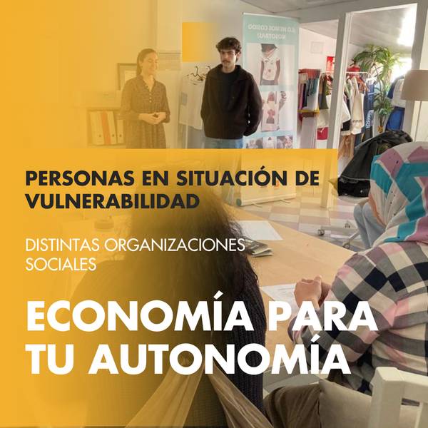 Un grupo de personas participan en una reunión sobre la economía para la autonomía de personas en situación de vulnerabilidad.