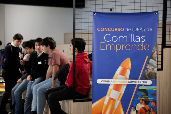 Un grupo de jóvenes se reúne en un evento relacionado con el concurso de ideas de Comillas Emprende.