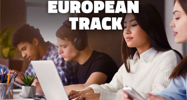 Un grupo de jóvenes concentrados trabajando en sus computadoras en un ambiente de estudio.