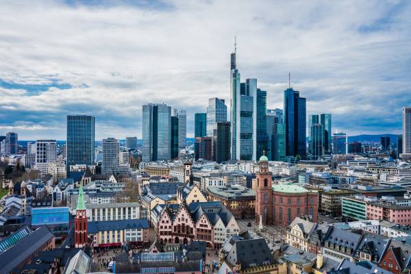 Vista panorámica de una ciudad moderna con edificios altos y arquitectura histórica.