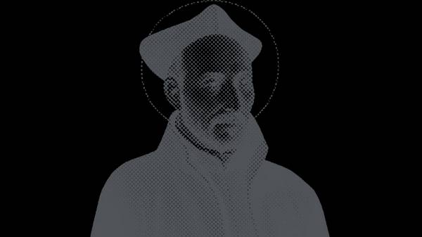 La imagen presenta una representación en tonos oscuros de un santo con halo y prendas históricas.