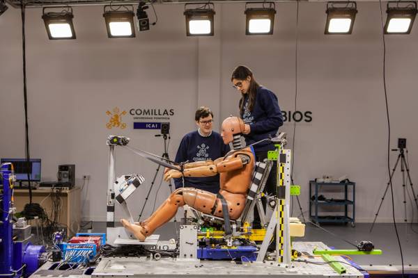 Un grupo de personas trabaja con un maniquí en un entorno de laboratorio tecnológico.