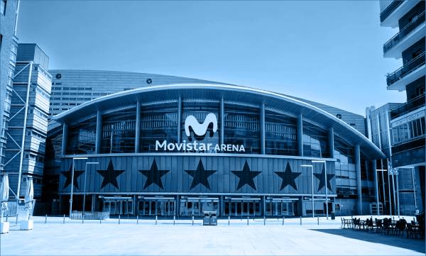 El Movistar Arena es un recinto moderno ubicado en una zona céntrica, con una fachada distintiva y estrellas decorativas.