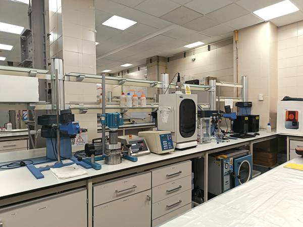 El laboratorio está equipado con diversos instrumentos científicos y un área de trabajo ordenada.