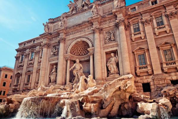 La imagen muestra la impresionante Fuente de Trevi en Roma, conocida por su arquitectura barroca y esculturas.