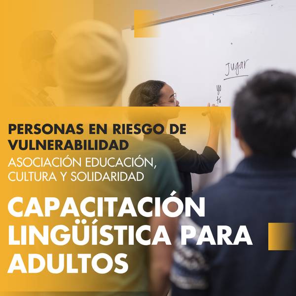 La imagen muestra una sesión de capacitación lingüística para adultos en un entorno educativo.
