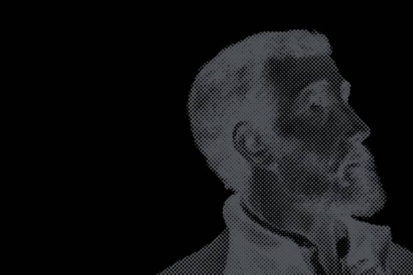 La imagen muestra un retrato en tonos oscuros de un hombre con barba y cabello claro, perfilado de lado.
