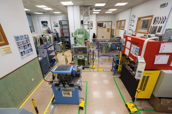 Un taller con diversas máquinas y equipo técnico dispuesto en un espacio bien organizado.