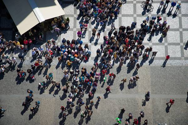 Una multitud de personas vista desde arriba en una plaza.