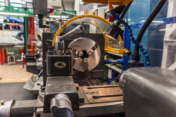 Una máquina herramienta en un entorno industrial.