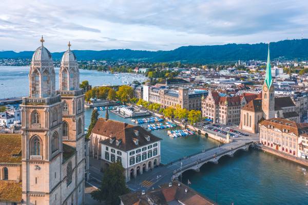 Vista panorámica de Zúrich, Suiza, con sus emblemáticas torres y el lago en el fondo.