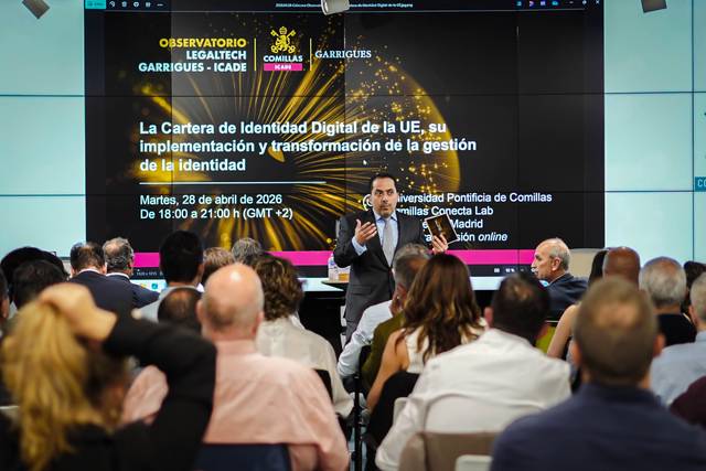 Una conferencia sobre la Cartera de Identidad Digital de la UE, con un ponente hablando frente a una audiencia en un auditorio moderno.