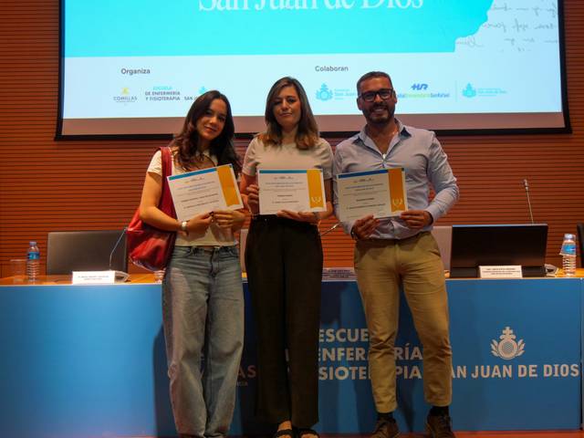 Tres personas sonrientes sostienen certificados en un evento relacionado con San Juan de Dios.