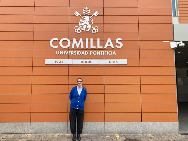 Un estudiante posa frente al edificio de la Universidad Pontificia Comillas.