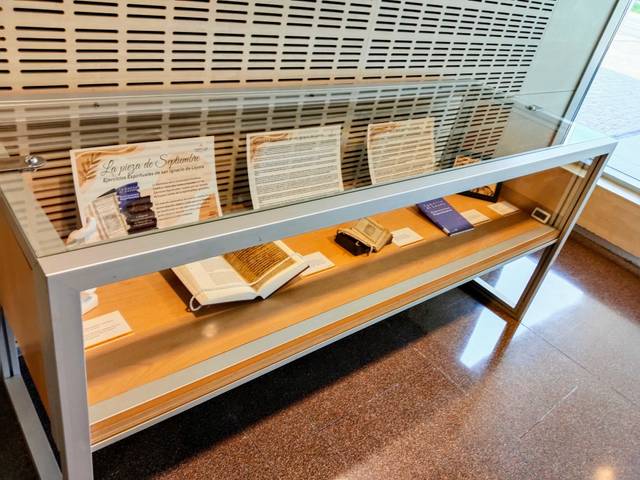 Una vitrina exhibe varios libros y documentos entre los cuales se destaca una pieza sobre la escritura.