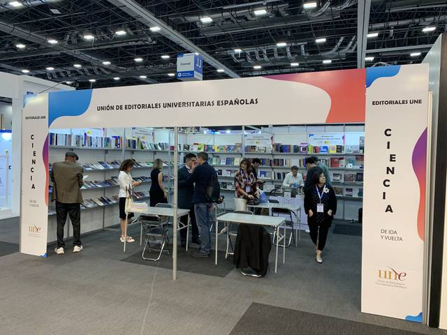 El stand de UNE en la Feria Internacional del Libro de Guadalajara 2024