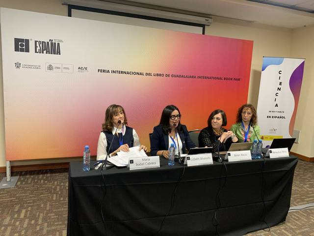 Cuatro mujeres participando en un panel de discusión en la Feria Internacional del Libro de Guadalajara.