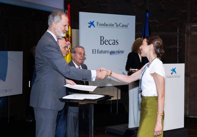 El evento muestra la entrega de becas por parte de miembros de la Fundación 'la Caixa'.