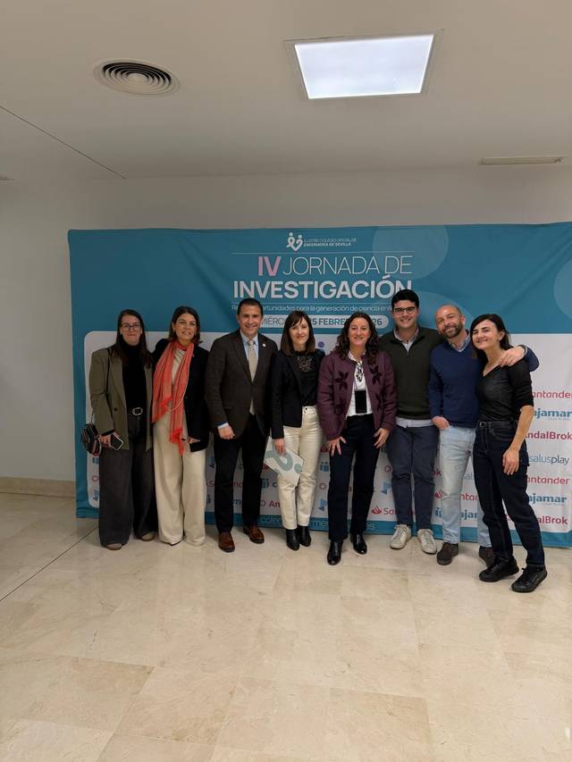 Un grupo de personas posando en un evento relacionado con la investigación.