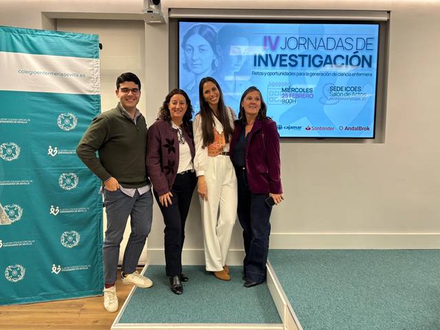 Cuatro personas posan en un evento sobre investigaciones científicas.